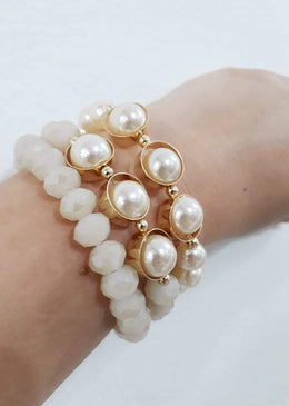 Maxi Pulseira Pérola e Cristal DESCRIÇÃO DO PRODUTO:Marca: FEITO A MÃO BIJUTERIAS FINASMateriais: pulseira contendo três voltas em pérola de resina, cristal leitoso e peças no metal doourado... 