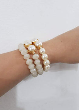 Maxi Pulseira Pérola e Cristal DESCRIÇÃO DO PRODUTO:Marca: FEITO A MÃO BIJUTERIAS FINASMateriais: pulseira contendo três voltas em pérola de resina, cristal leitoso e peças no metal doourado... 