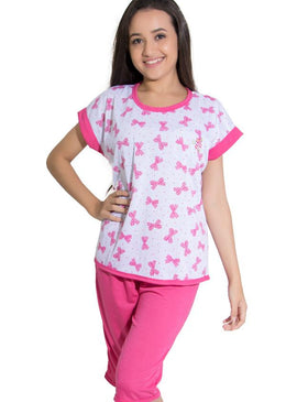 Pijama pescador confeccionado em malha. Blusa com decote discreto, bainha larga nas mangas. A bermudinha com tecido liso tem o comprimento meio termo entre um short... 