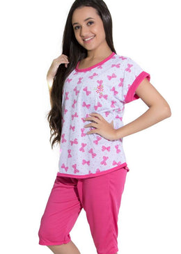 Pijama pescador confeccionado em malha. Blusa com decote discreto, bainha larga nas mangas. A bermudinha com tecido liso tem o comprimento meio termo entre um short... 