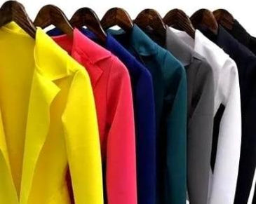 Blazer em Neoprene com recorte Laser; Gola alfaiate; Manga Longa  Sem Bolso; Barra a laser. Tamanho: P (Veste 34/36) e M (Veste 38/40) e G (Veste 42) Composição: 93%... 