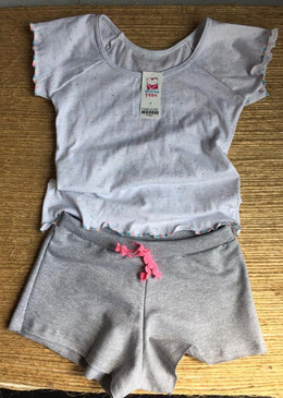 Pijama infantil com camisa de malha com pontinhos coloridos e short de moleton, bainha toda colorida, cirando um visual super legal. Lacinho do short colorido.tecido... 