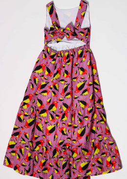 Lindo vestido rodadinho, com estampa de pássaros.Alça e decote nas costas com fita para fazer laço.Ideal para usar nos dias ensolarados.SKU: V273Composição: 100% poliéster forro: 100%... 