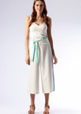   Blusa de alcinha com detalhe listrado na lateral. Look tendência de Primavera Verão 2018! Ideal para o dia-a-dia e para ocasiões mais formais. SKU:... 