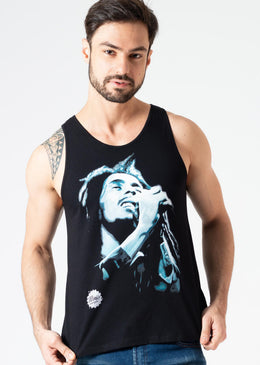 Camiseta 100% algodão com caimento ótimo e corte moderno, gola canoa (fio). A KSA apostou em parcerias com artistas de rua - grafiteiros - para... 