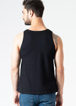Camiseta 100% algodão com caimento ótimo e corte moderno, gola canoa (fio). A KSA apostou em parcerias com artistas de rua - grafiteiros - para... 