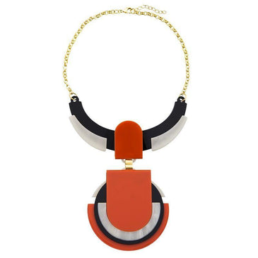 Colar Simone acrílico geométrico com corrente em metal folheado a ouro 18k. Características:- Marca: LE DIAMOND - Referência: CLD0586-1 Especificações: - Excelente qualidade e acabamento... 