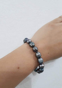 Pulseira Pérola De Água Doce. DESCRIÇÃO DO PRODUTO:Marca: FEITO A MÃO BIJUTERIAS FINASMateriais: pérola de água doce tingida na coloração grafite, pingente no formato de chave e anjinho... 