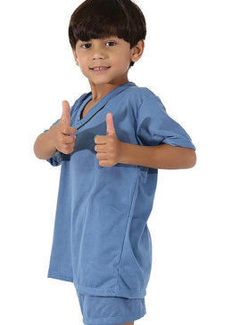 Pijama infantil, cara de criança moderna! Feito em malha, com camiseta de modelagem soltinha, manga curta e gola em V. Short com elástico confortável na cintura.... 