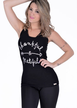 BLUSA JANAINA É UMA CAMISETA CONFECCIONADA EM RADIOSA LISA, COM UMA ESTAMPA DE  SILK NA FRENTE,  E COSTAS COM DECOTE NADADOR.CUIDADOS:-Não alvejar;-Não deixar de molho;-Não passar;-Usar... 