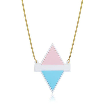   Colar de acrílico,com cordão folheado a ouro 18k. Pingente geométrico nas cores rosa, branco e azul. Comprimento: 40x40cm  Características: - Marca: LE DIAMOND -... 