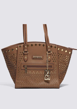 Bolsa feita em material sintético com desenho frontal com corte a laser e fundo dourado.Sofisticada e super fashion, tem fechamento principal em zíper e metais... 