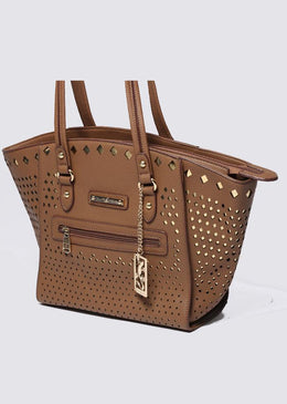 Bolsa feita em material sintético com desenho frontal com corte a laser e fundo dourado.Sofisticada e super fashion, tem fechamento principal em zíper e metais... 