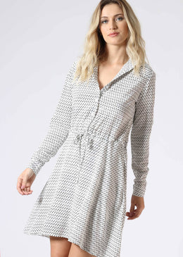 Vestido tipo camisaria de manga longa estampado. Cordão de ajuste no meio que valoriza a cintura.  Tabela de medidas: P= 36M= 38G= 40GG= 42Composição: 100% ViscoseForro:  100% Poliéster 