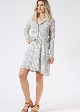 Vestido tipo camisaria de manga longa estampado. Cordão de ajuste no meio que valoriza a cintura.  Tabela de medidas: P= 36M= 38G= 40GG= 42Composição: 100% ViscoseForro:  100% Poliéster 