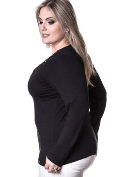 Marca: LepoqueBlusa Plus Size Viscolycra com IlhosesComposição do produto: 94% viscose 6% elastanoImportante:- Os acessórios utilizados na produção das fotos não acompanham o produto.  