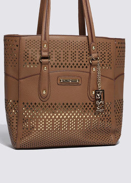Shopping bag feita em material sintético com desenho frontal com cortes a laser e fundo dourado. Sofisticada e super fashion, tem fechamento principal em zíper... 