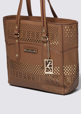 Shopping bag feita em material sintético com desenho frontal com cortes a laser e fundo dourado. Sofisticada e super fashion, tem fechamento principal em zíper... 