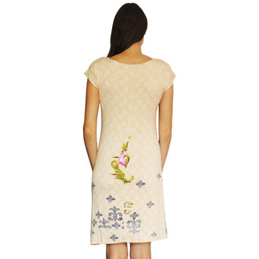 Vestido confeccionado em tecido 100% poliester para maior versatilidade da peça. Estampa floral com cores principais sendo Rosa, nude e creme, manga curta, acabamento em... 