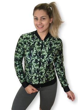 Jaqueta Fitness Jaqueta Bomber em Suplex Estampado Modelo com ZíperTamanho ÚnicoSem ForroSem BolsoTecido Suplex TamanhoComprimento Total 60cmBusto 48cmManga 60cmBarra 40cm 
