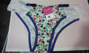 Linda calcinha em microfibra estampada com laterais de renda 