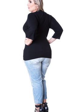 Marca: BerthageBlusa Plus Size em Viscolycra com Laco no DecoteComposição do produto: 94% viscose 6% elastanoImportante:- Os acessórios utilizados na produção das fotos não acompanham o... 