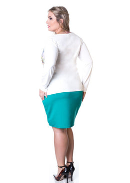 Marca: BerthageBlusa Plus Size Viscolycra com Cetim EstampadoComposição do produto: Costas e mangas: 94% viscose 6% elastano - Frente: 100% poliésterImportante:- Os acessórios utilizados na produção... 