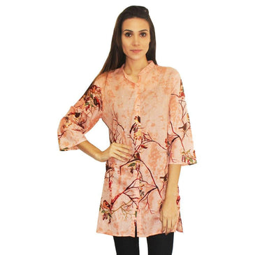 Camisa longa confeccionada em algodão, para garantir a versatilidade da peça. Estampada pássaros, manga curta, gola padre, acabamento em costura no tom e diversas opções... 