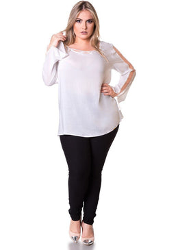 Marca: LepoqueBlusa Plus Size Visco Voil com Tule e RendaComposição do produto: 100% viscoseImportante:- Os acessórios utilizados na produção das fotos não acompanham o produto.  