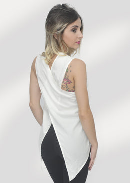 Blusa Regata cavada viscose toque super macio ao corpo vestindo com elegância a mulher tendo  um detalhe trançado nas costa  Composição 100% Viscose 