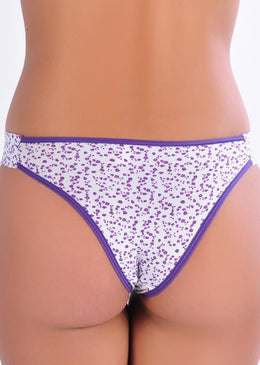Calcinha de romantic estampada com pala na frente e laterais no cós de 40mm com elástico embutido, viés liso e dois laços de cetim. A... 