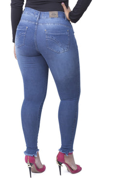 
Calça Feminina


Modelo Skinning
Cintura Alta

Marca: Dinho´s Jeans

Tecido: Jeans

Composição: 78,5% Algodão 20% Poliester 1,5%Elastano 
Modelo veste tamanho: 40
 