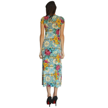 Vestido confeccionado em viscose e elastano para maior versatilidade da peça. Estampado com arabescos e formas geométricas com predominância em cores azul, verde amarelo e... 
