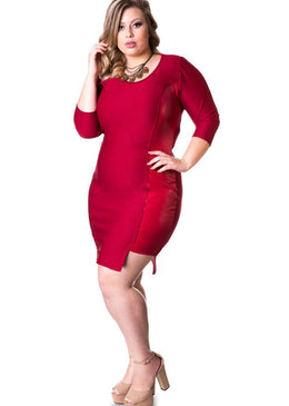 Marca: LepoqueVestido Plus Size em Ponto Roma e Couro FitComposição do produto: Malha: 94% viscose 6% elastano / Detalhe Courino: 100% PoliuretanoImportante:- Os acessórios utilizados... 