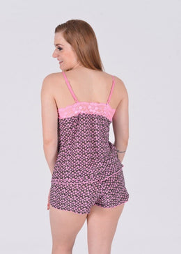 Baby doll confeccionado em liganete. Blusa possui alças reguláveis, faixas de renda detalhe de laço de cetim  próximo a fenda frontal. Short com detalhe em... 