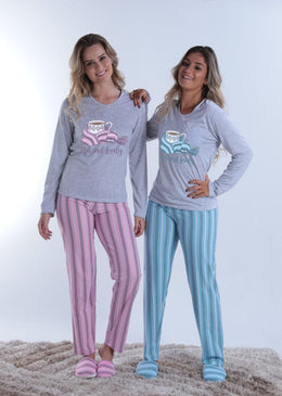 Pijama longo de malha, tecido confortável e com ótimo caimento. Possui uma blusa na cor mescla de modelagem soltinha com estampa frontal e calça com estampa de listra e cós liso de elástico. Garantia de... 