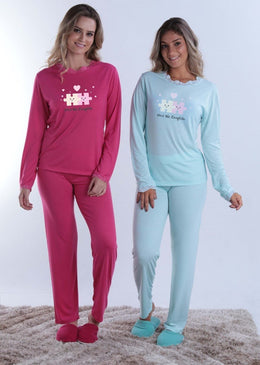 Pijama longo de malha, tecido confortável e com ótimo caimento. Possui uma blusa de modelagem soltinha com uma pequena estampa e detalhe de renda na gola, com a calça toda lisa e cós de... 