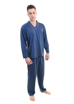 O pijama masculino é confeccionado com modelagem mais clássica de blusa manga longa com abertura em botões e decote V. Calça lisa básica com cós... 