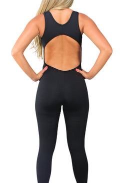   Macacão Confeccionado em suplex com toque super macio, acabamento em viés, com um lindo detalhe nas costas. Um look perfeito para o seu treino... 