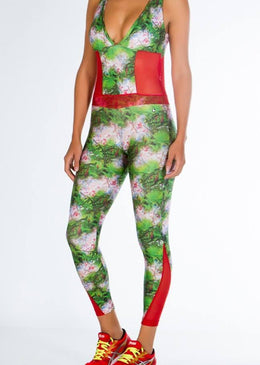Macacão estilo fusô com bojo e detalhes nas costas e nas pernas em tule. Sua superfície é bem compacta com visual moderno. Linda e super... 