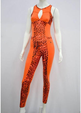 Um produto da marca D'JM FitnessMacacão estilo fusô com decote.Detalhes nas costas e nas pernas em lycra com aplicação de brilhoSua superfície é bem compacta... 