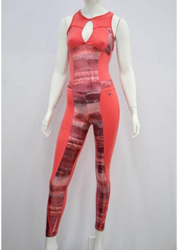 Um produto da marca D'JM FitnessMacacão estilo fusô com decote.Detalhes nas costas e nas pernas em lycra com aplicação de brilhoSua superfície é bem compacta... 