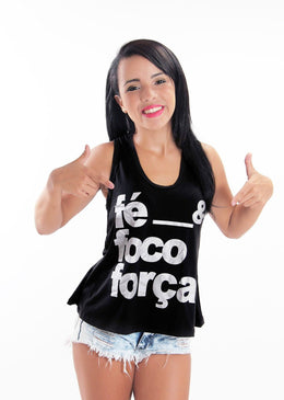BLUSA BÁRBARA CONFECCIONADA EM RADIOSA LISA, COM UMA ESTAMPA DE SILK NA PARTE FRONTAL, MODELAGEM SOLTINHA E DECOTE NADADOR NAS COSTAS. LEVE E PRÁTICA .... 