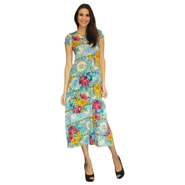 Vestido confeccionado em viscose e elastano para maior versatilidade da peça. Estampado com arabescos e formas geométricas com predominância em cores azul, verde amarelo e... 