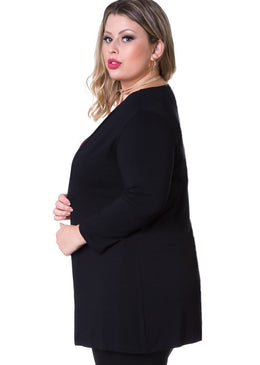 Marca: BerthageCasaquinho Alongado Plus Size Viscolycra Composição do produto: 94% viscose 6% elastanoImportante:- Os acessórios utilizados na produção das fotos não acompanham o produto. 