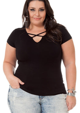Marca: BerthageBlusa Plus Size em Viscolycra com tiras no decote.Composição do Produto: 96% Viscose 4% ElastanoImportante:- Os acessórios utilizados na produção das fotos não acompanham o... 