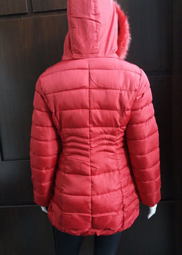 Sobretudo Forrado c/ capuz detalhe zipper Composição 100% Poliester 