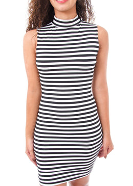 Vestido gola alta listrado Tecido suplex Composição: 92% poliester 8% elastano Medidas: P: Busto 86 cm / Cintura 74 cm / Quadril 86 cm / Comprimento 88 cm M: Busto... 