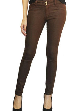 Calça feminina modelo skinny, confeccionada em Sarja. Lavagem em tons terrosos, com passantes grandes no cós largo para melhor ajuste, fechamento por dois botões e... 