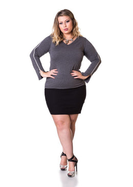 Marca: LepoqueBlusa Plus Size em Viscolycra Mescla com Zíper MetalizadoComposição do produto: 94% viscose 6% elastanoImportante:- Os acessórios utilizados na produção das fotos não acompanham o... 